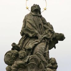 Sousoší svatého Jana Nepomuckého v parku u kostela Nanebevzetí v Mostě