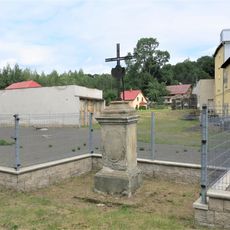 Kříž u průmyslového objektu naproti domu 262 v Mikulášovicích