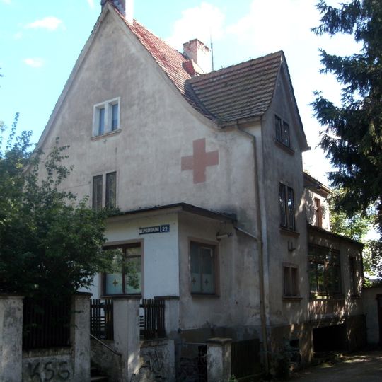 Dom, dawniej także przychodnia rejonowa.