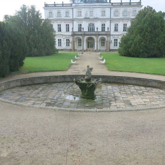 Kašna v horní zahradě zámku v Ploskovicích