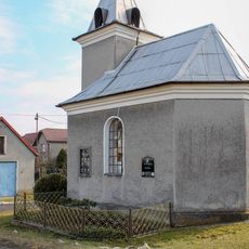 Pamětní desky v Hačkách na zdi kaple