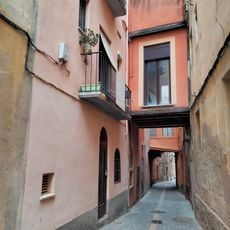 Dues cases damunt del carrer d'en Simó