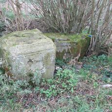 Rozvalený podstavec kříže u polní cesty jihozápadně od Čížkovic