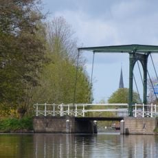 Enkele ijzeren ophaalbrug van het Hollandse type met een bruggenhoofd van ijsselsteen met hardstenen blokken en een bruggenhoofd van beton