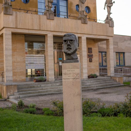 Pomník malíře Václava Špály u Městského úřadu v Sobotce