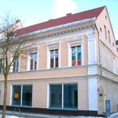 Wohnhaus, nach links in geschlossener Bebauung, mit südlichem Seitenflügel Friedrichsstraße 8