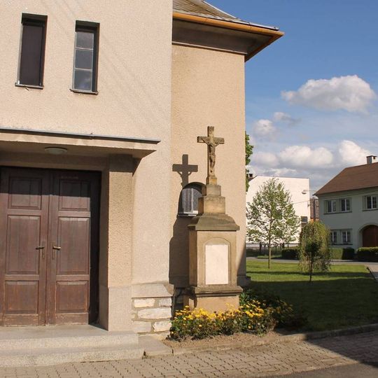 Kříž v Lukavici u kaple na návsi