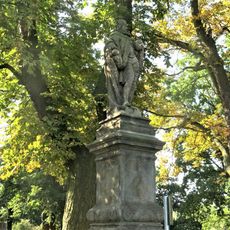 Sochy sv. Judy Tadeáše a sv. Václava na vrcholu schodiště do areálu kostelu sv. Barbory jižně od Zahrádek u České Lípy