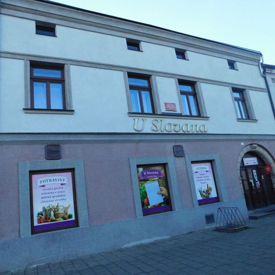 Pamětní deska Karla Knittla na domě Husovo náměstí 41 v Polné