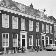 Rechtergedeelte van een breed herenhuis, bestaande uit acht vensterassen, met verdieping en schilddak