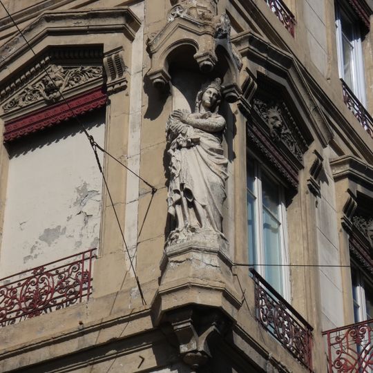 Vierge à l'Enfant place des Cordeliers et rue Claudia
