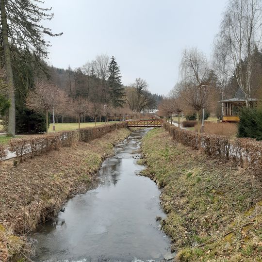 Lávka přes Pozlovický potok v Luhačovicích proti hudebnímu altánu