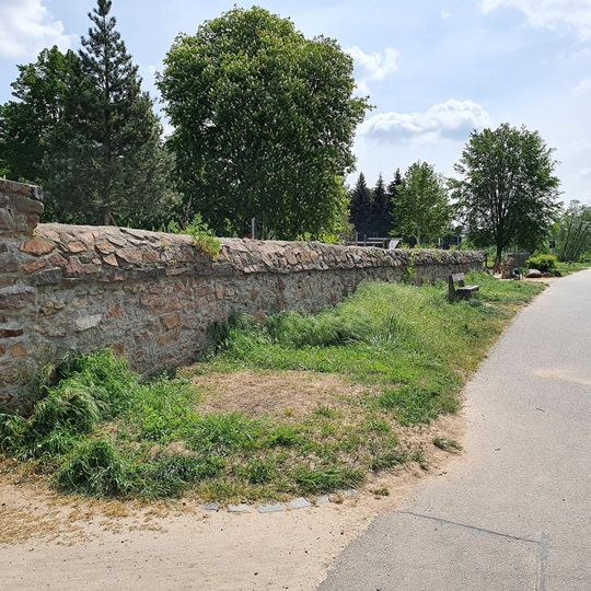Alte Friedhofsmauer - Wappenhenschstraße