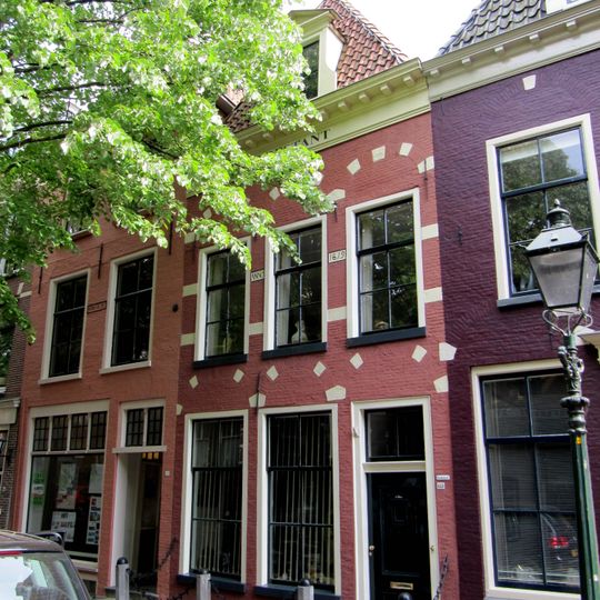 Pand met rechte geblokte kroonlijst onder voor afgeschuind zadeldak met dakkapel