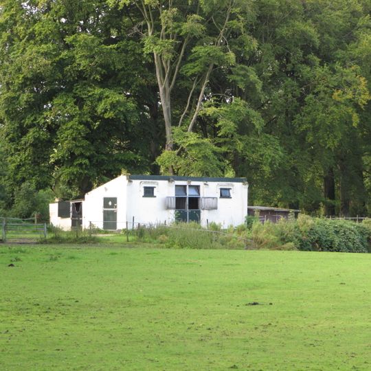 Berkenrode: badhuisje ten noorden van de oprijlaan