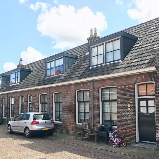 Twee blokken arbeiderswoningen in ambachtelijk-traditionele stijl