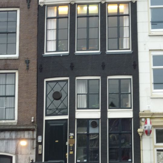 Pand met gevel onder rechte lijst met consoles