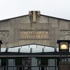 Reliëfs over zang en theater