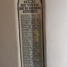 Tafel innen im Eingangsbereich in einer Nische. Interessante und detaillierte Liste der hauptsächlich in Russland gefallenen Soldaten im zweiten Weltkrieg.