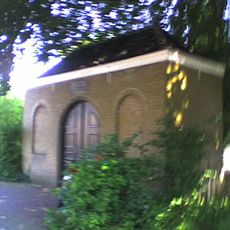 Poortgebouw in Ambachtelijk-traditionele bouwtrant, aan de hoofdentree van een begraafplaats