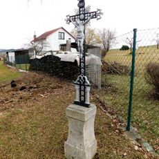 Kříž u cesty mezi domy čp. 13 a čp. 14 ve Vokově