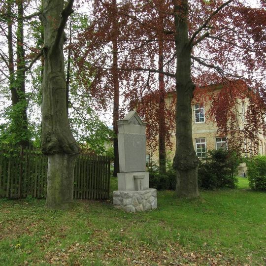 Pomník padlým ve Skuhrově poblíž kostela