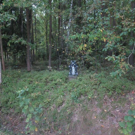 Kříž západně od Dubné rozcestí u okraje lesa