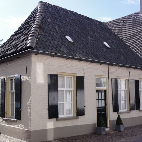 Vrijstaande woning onder schilddak, opgetrokken in Ambachtelijk-traditionele bouwtrant