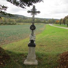 Kříž u hotelu Farma u Služátek