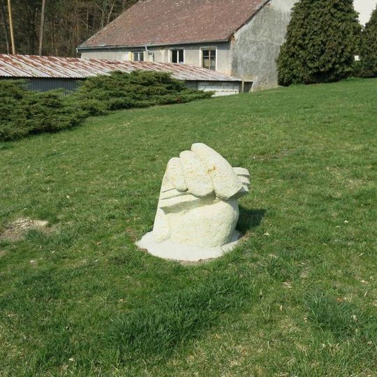 Kamenná plastika v parku pod Kulturním domem v Konstantinových Lázních