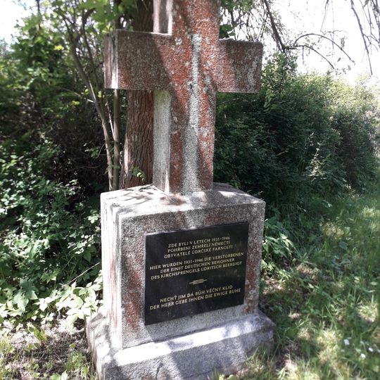 Kříž v Údrči jihozápadně od kostela
