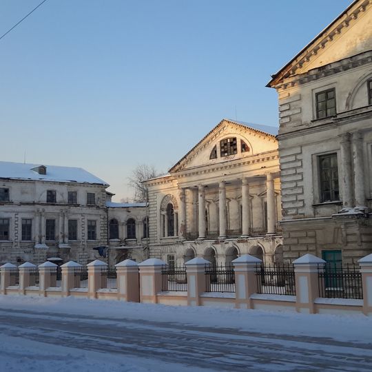 Главный дом с двумя флигелями и галереями