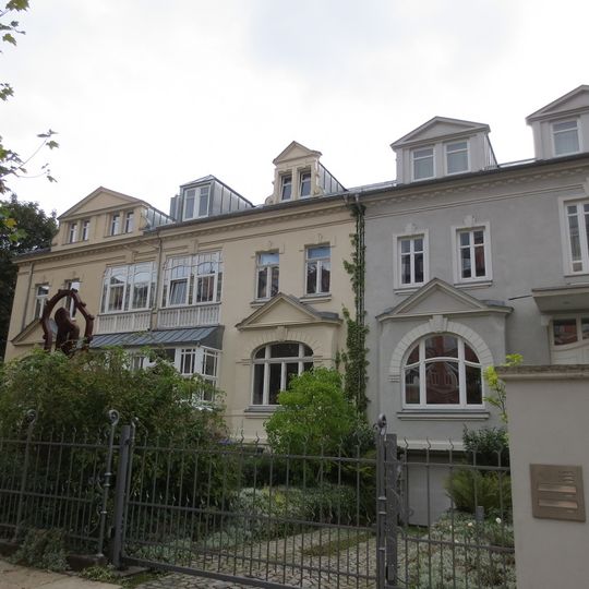 Wohnhaus in geschlossener Bebauung mit Vorgarten und Einfriedung Agricolastraße 25
