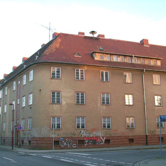 Wohnhaus, bildet mit Heinrich-Heine-Straße 7, 9, 9a eine Wohnhauszeile Gerhart-Hauptmann-Straße 9
