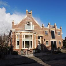 Woonhuis met pakhuis in overgangsstijl