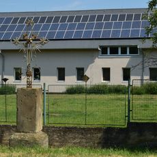 Kříž u silnice v západní části Stradonic