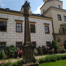 Sloup se sochou Panny Marie v Častolovicích před zámkem