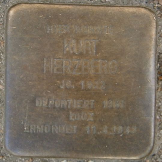 Stolperstein en memoria de Kurt Herzberg