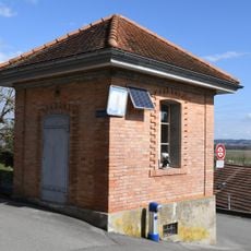 Archive building with arrest room