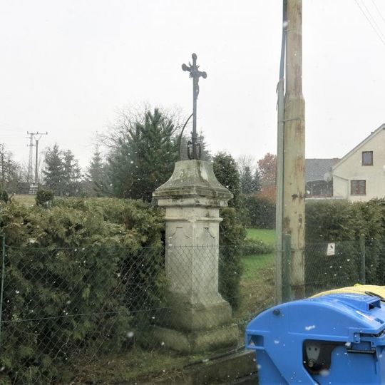 Kříž na rozcestí v Kamenné ulici v Boleticích nad Labem