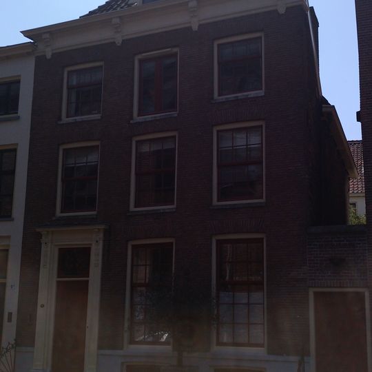 Pand onder schilddak, waarin dakkapel met fronton en vleugelstukken