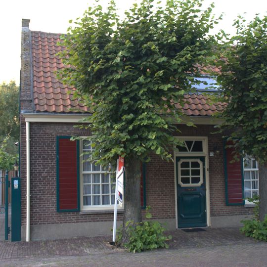 Wevershuis onder pannen zadeldak tussen puntgevels