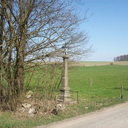 Kříž východně od Lomu