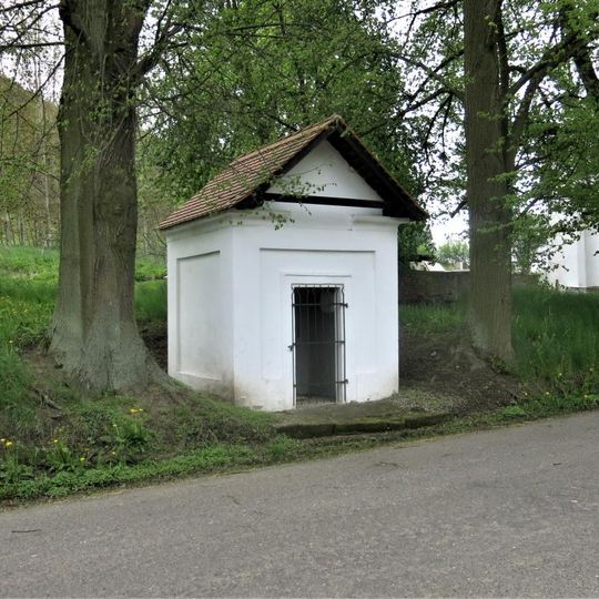 Kaple se sochou Krista ve Velenicích