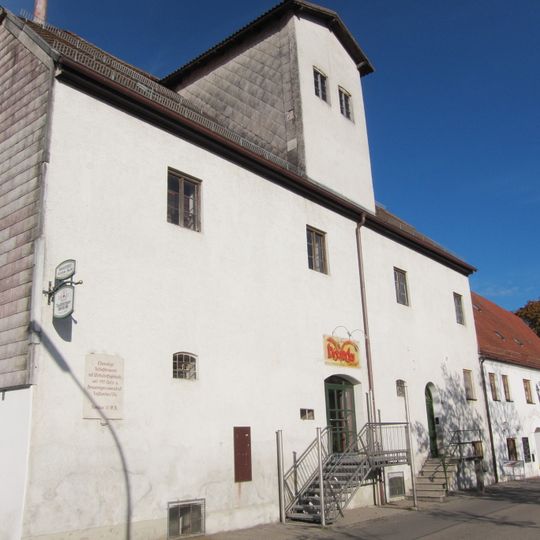 Stattliches Dreiflügelgebäude