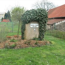 Husův pomník u obecního úřadu v Záboří nad Labem