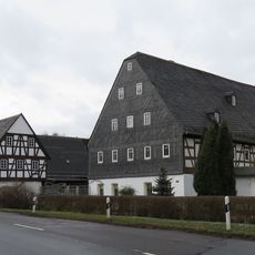 Wohnstallhaus, Scheune und zwei Seitengebäude eines Vierseithofes Limbacher Straße 356