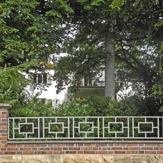 Wohnhaus, mit Garten und Einfriedung Rosenstraße 12