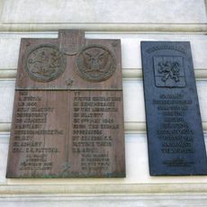 Pamětní deska osvobození na náměstí Míru v Klatovech