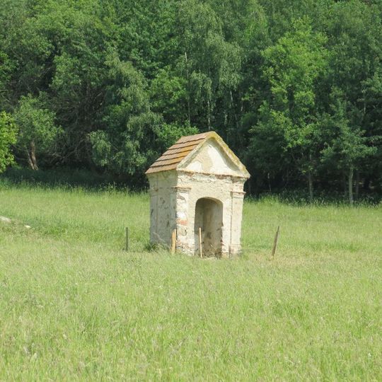 Kaplička na pastvině vlevo od silnice z Příbrami do Rychnova